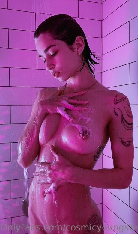 Nahá fotka uniklých OnlyFans od Cosmicyoungster