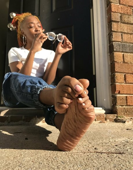 Littleebonyfeet
