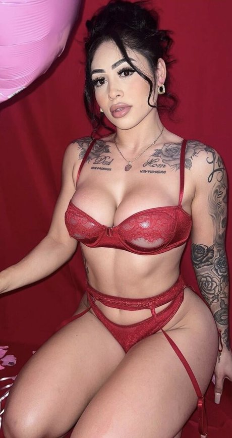 Nahá fotka uniklých OnlyFans od Therealissalicious