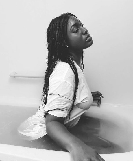 Nahá fotka uniklých OnlyFans od Parissenpai
