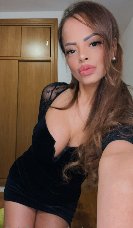 Naakte gelekte OnlyFans-foto van Karinaversace