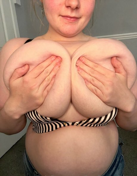 Naken läckt OnlyFans-bild av Freepennypurge