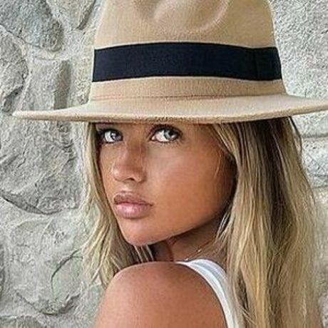 Mia Woodhall
