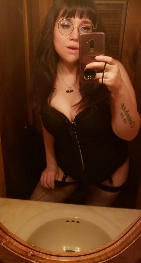 Обнаженная фотография утечки OnlyFans от Vvpurplerosevv