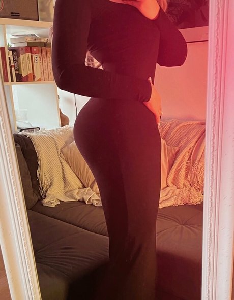Naken lekkede OnlyFans-bilde av Aurelia Baker