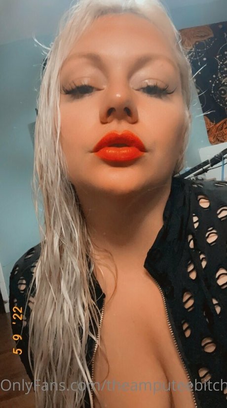 Theamputeebitch