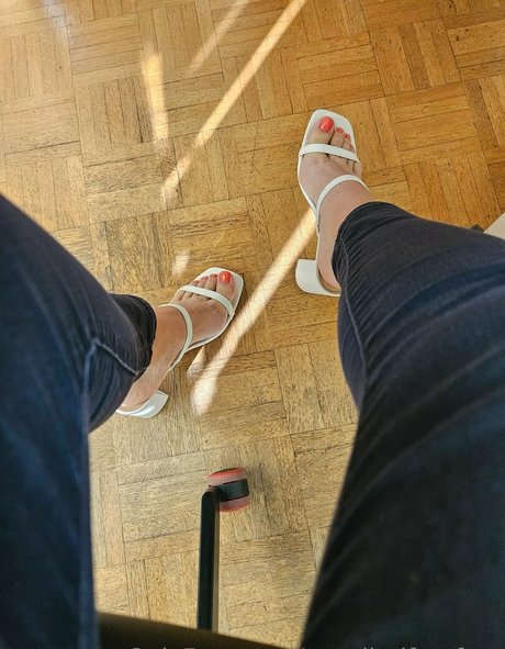 Naken lekkede OnlyFans-bilde av Cavalierifeetfree