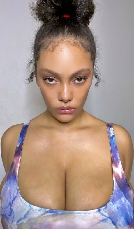 Naken läckt OnlyFans-bild av Famousaria