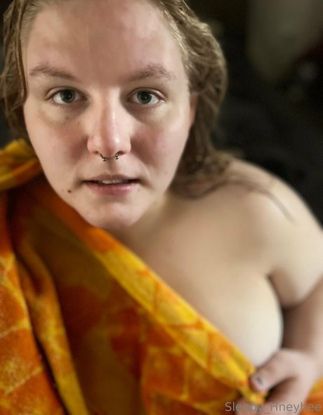 Nahá fotka uniklých OnlyFans od Sleepyhneybee