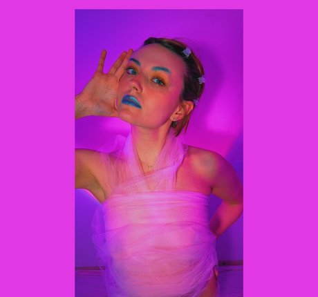 Girl On Cinema