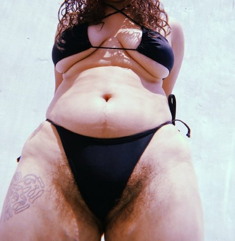Naken lekkede OnlyFans-bilde av Hairy Women