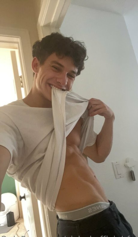 Naken lekkede OnlyFans-bilde av Cjclarkofficialfree