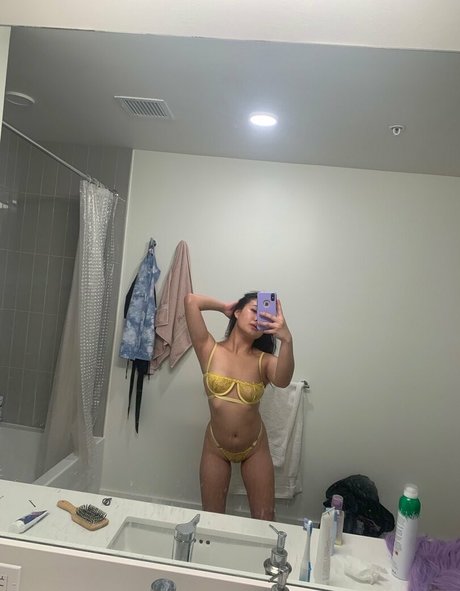 Naken läckt OnlyFans-bild av Sakuratheforbiddenfruit