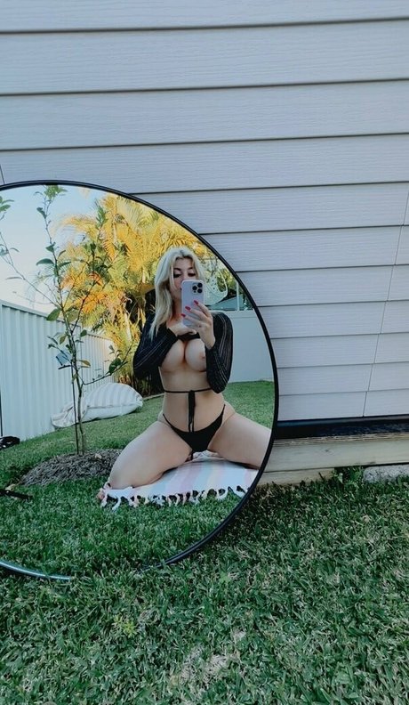 Carlycakesxo