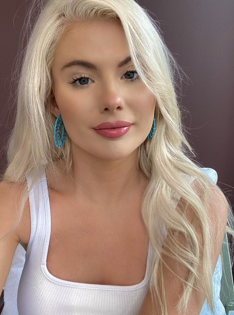Nahá fotka uniklých OnlyFans od Riley Sinclair