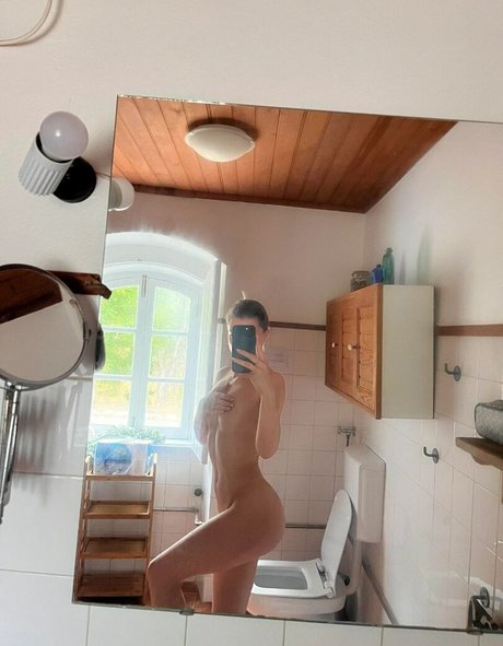 Alaston vuotanut OnlyFans-kuva Lovelylaure