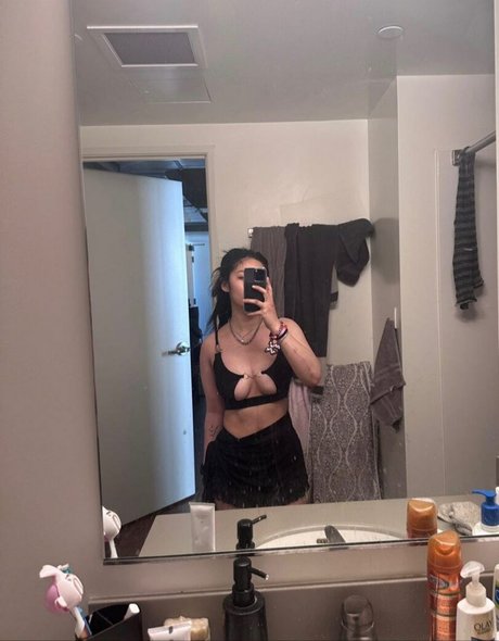 Alaston vuotanut OnlyFans-kuva Arine Kim