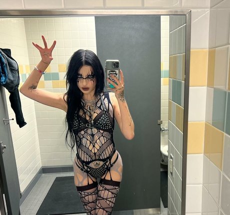 Alaston vuotanut OnlyFans-kuva Deathbyromy