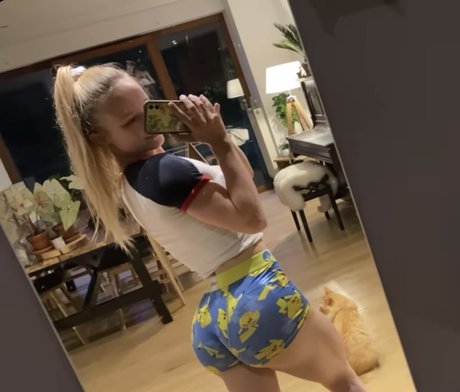 Naken lekkede OnlyFans-bilde av Aline Dessine