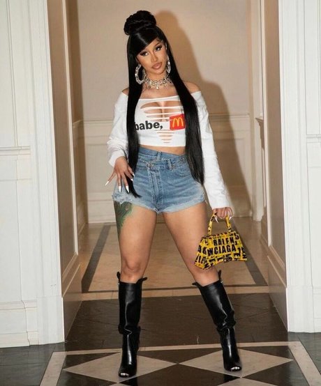 Nahá fotka uniklých OnlyFans od Cardi B
