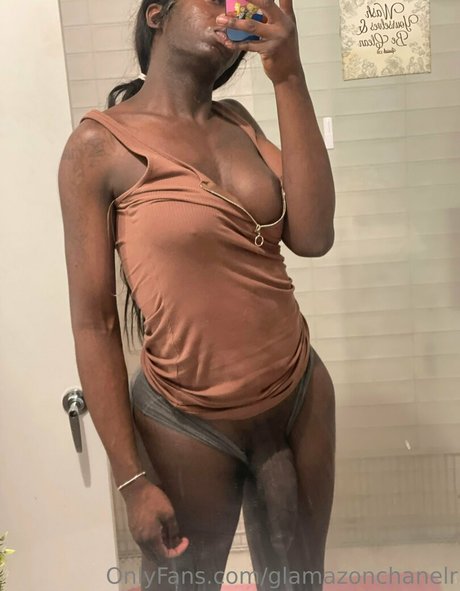 Naken läckt OnlyFans-bild av Glamazonchanelr