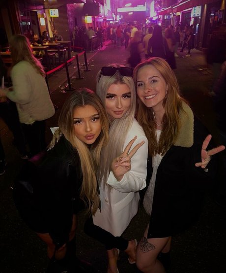 Naken läckt OnlyFans-bild av Tizimaus