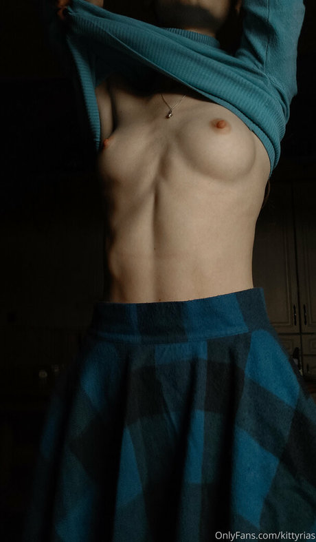 Naken lekkede OnlyFans-bilde av Kitty Rias
