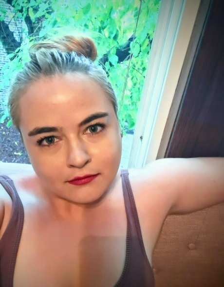 Nahá fotka uniklých OnlyFans od Chloelovesattention