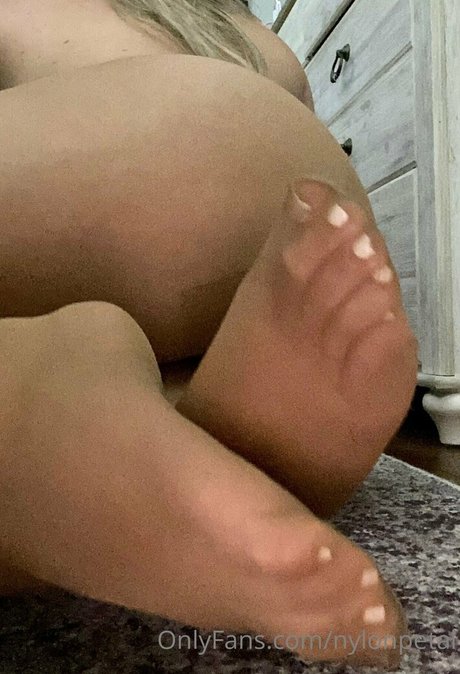Alaston vuotanut OnlyFans-kuva Nylonpetal