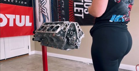 Naken lekkede OnlyFans-bilde av Britney Automotive