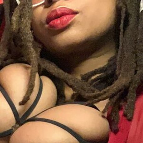 Naken läckt OnlyFans-bild av Therealblackqueenraven