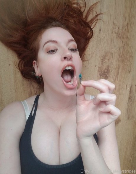 Nahá fotka uniklých OnlyFans od Giantessgingerofficial