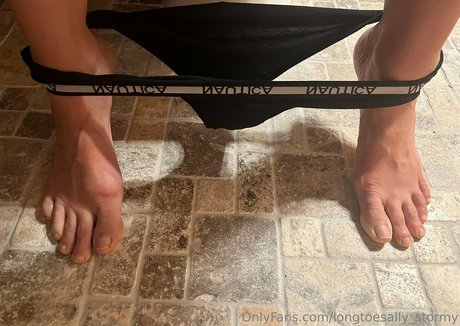 Foto desnuda filtrada de OnlyFans de Longtoesallystormy