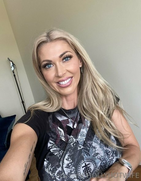 Hollyhotwife