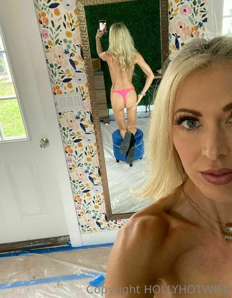 Hollyhotwife