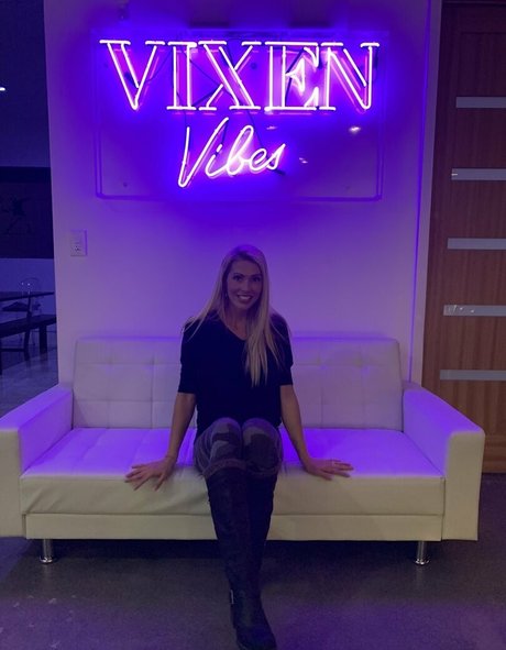 Hollyhotwife