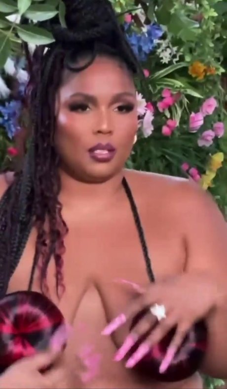 Nahá fotka uniklých OnlyFans od Lizzo