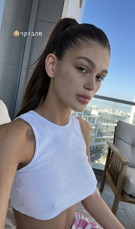 Naakte gelekte OnlyFans-foto van Shira Adar