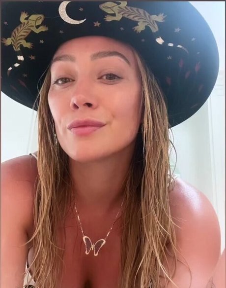 Naakte gelekte OnlyFans-foto van Hillary Duff