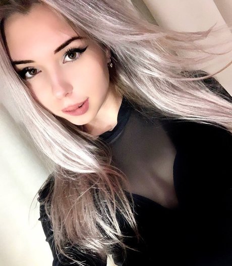 Naakte gelekte OnlyFans-foto van Kira Asmi