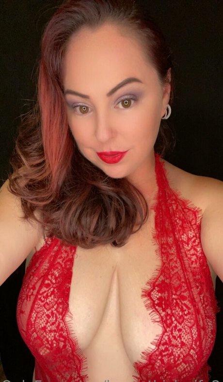 Hornythickwife2