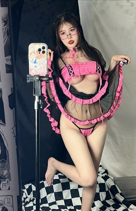 Naakte gelekte OnlyFans-foto van Yunneuwu