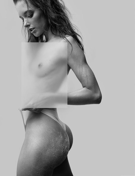 Naakte gelekte OnlyFans-foto van Noemi Kovacs