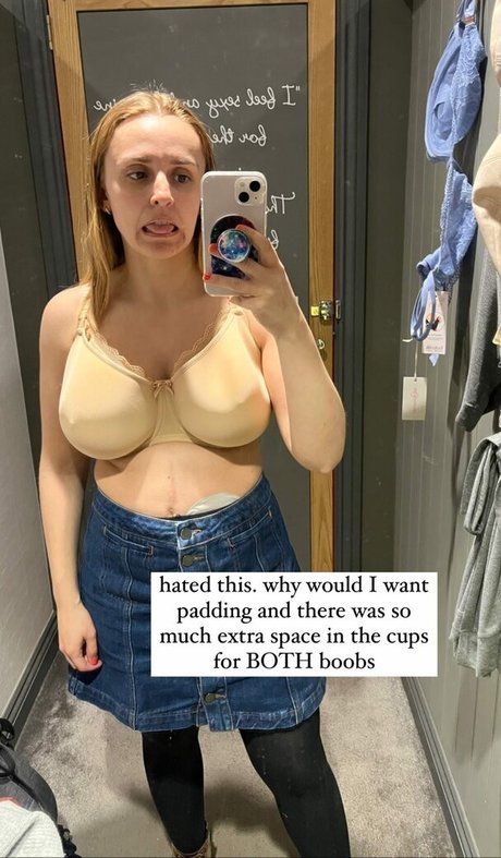 Nahá fotka uniklých OnlyFans od Hannah Witton