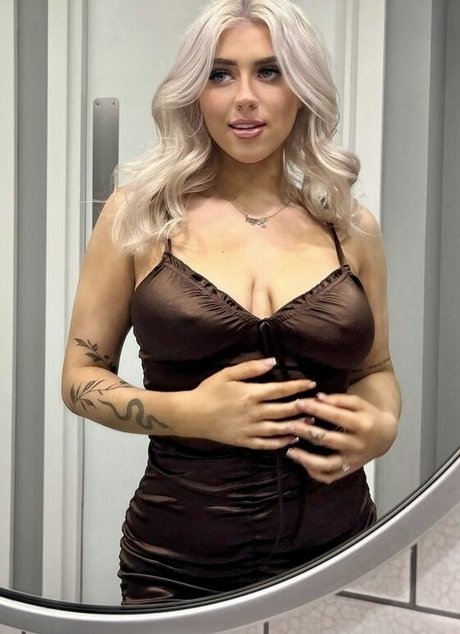 Naken lekkede OnlyFans-bilde av Emma C