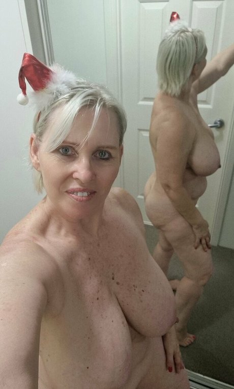 Naken läckt OnlyFans-bild av Sexymatureaussielady