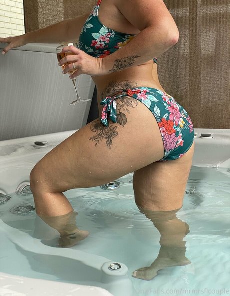 Naken läckt OnlyFans-bild av Swingerellefree