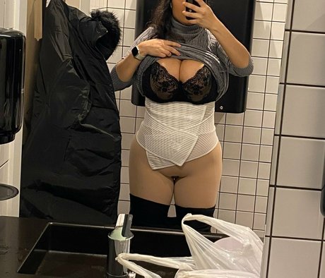 Обнаженная фотография утечки OnlyFans от Babylonias