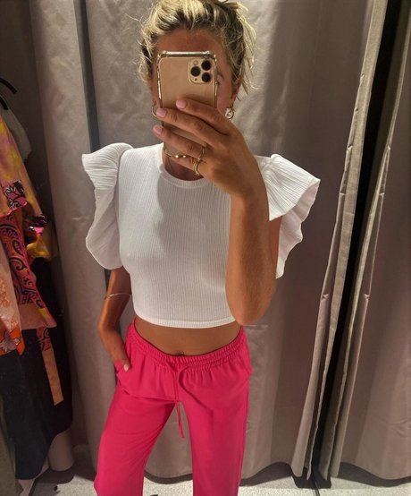 Naakte gelekte OnlyFans-foto van Danni Menzies