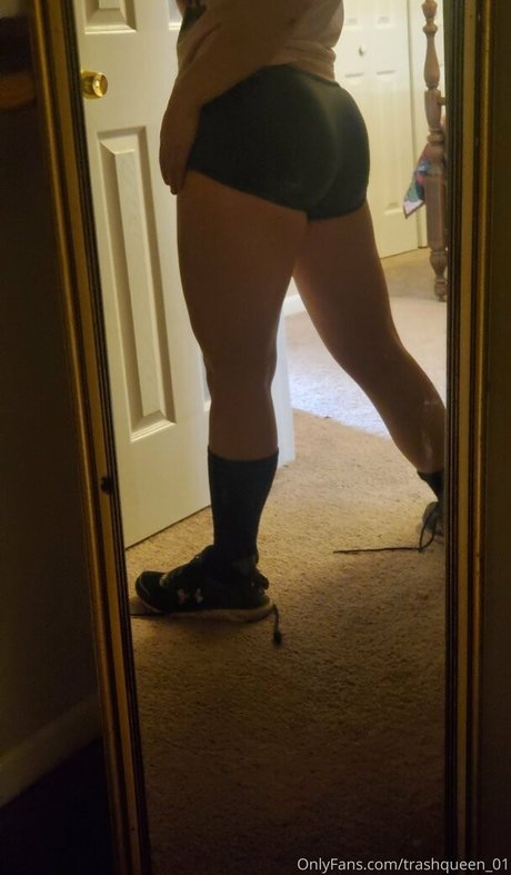 Naakte gelekte OnlyFans-foto van Trashqueen01